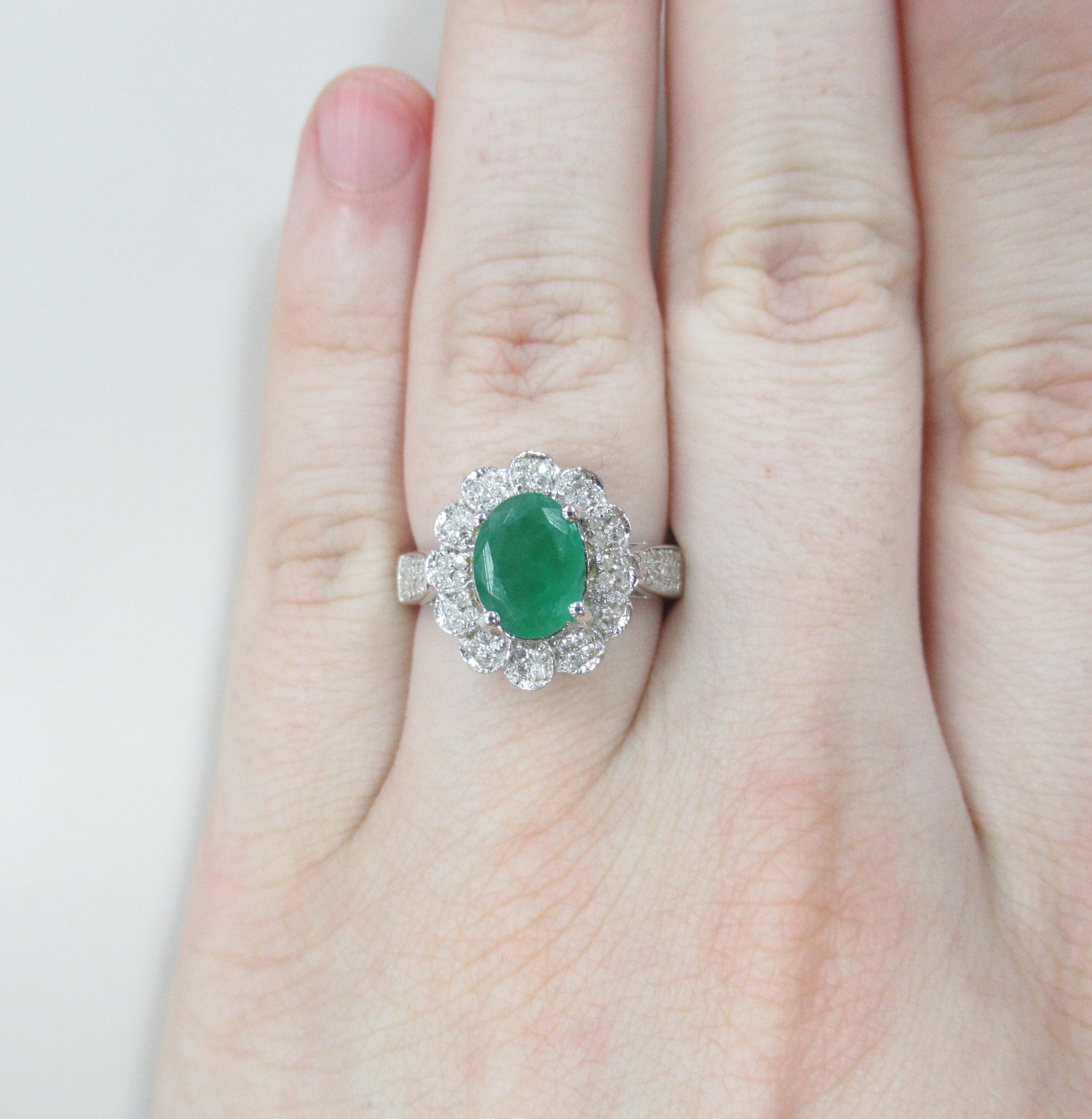 Серебряное кольцо с изумрудом "Цветок"